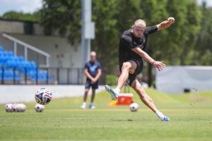 烈日下刻苦训练！哈兰德社媒：我的快乐天空⚽️☀️?